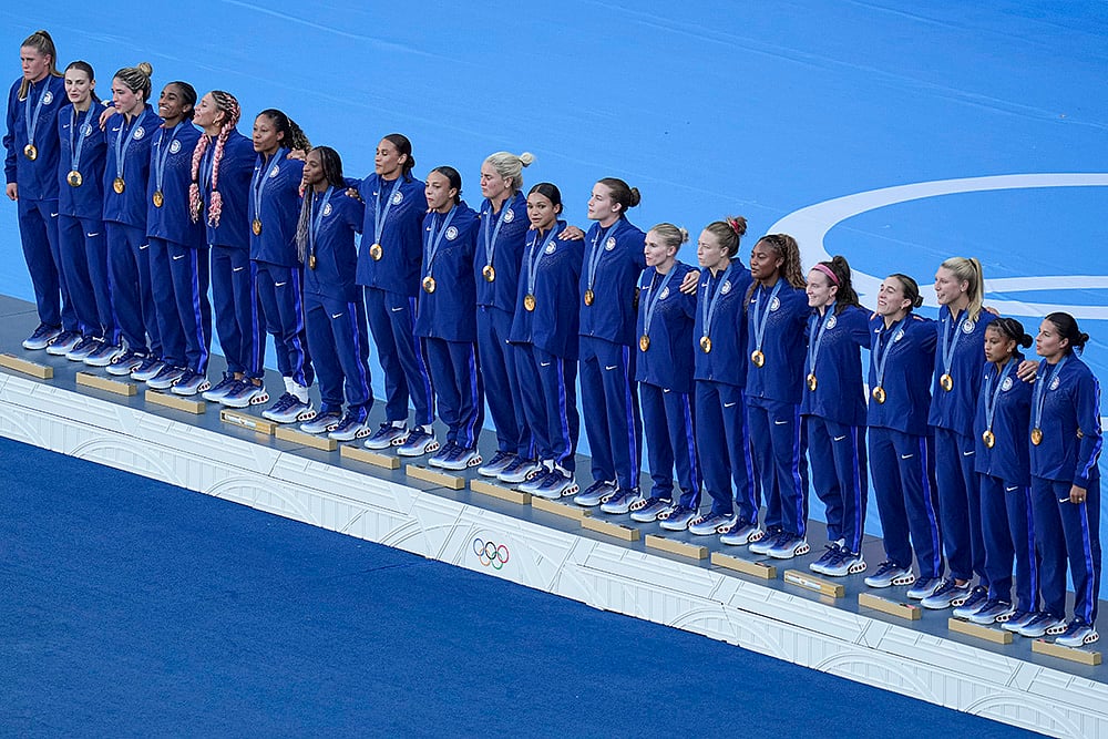 | Photo: AP/Vadim Ghirda : 2024 Paris Olympics women's Football: Team United States celebrates winning gold